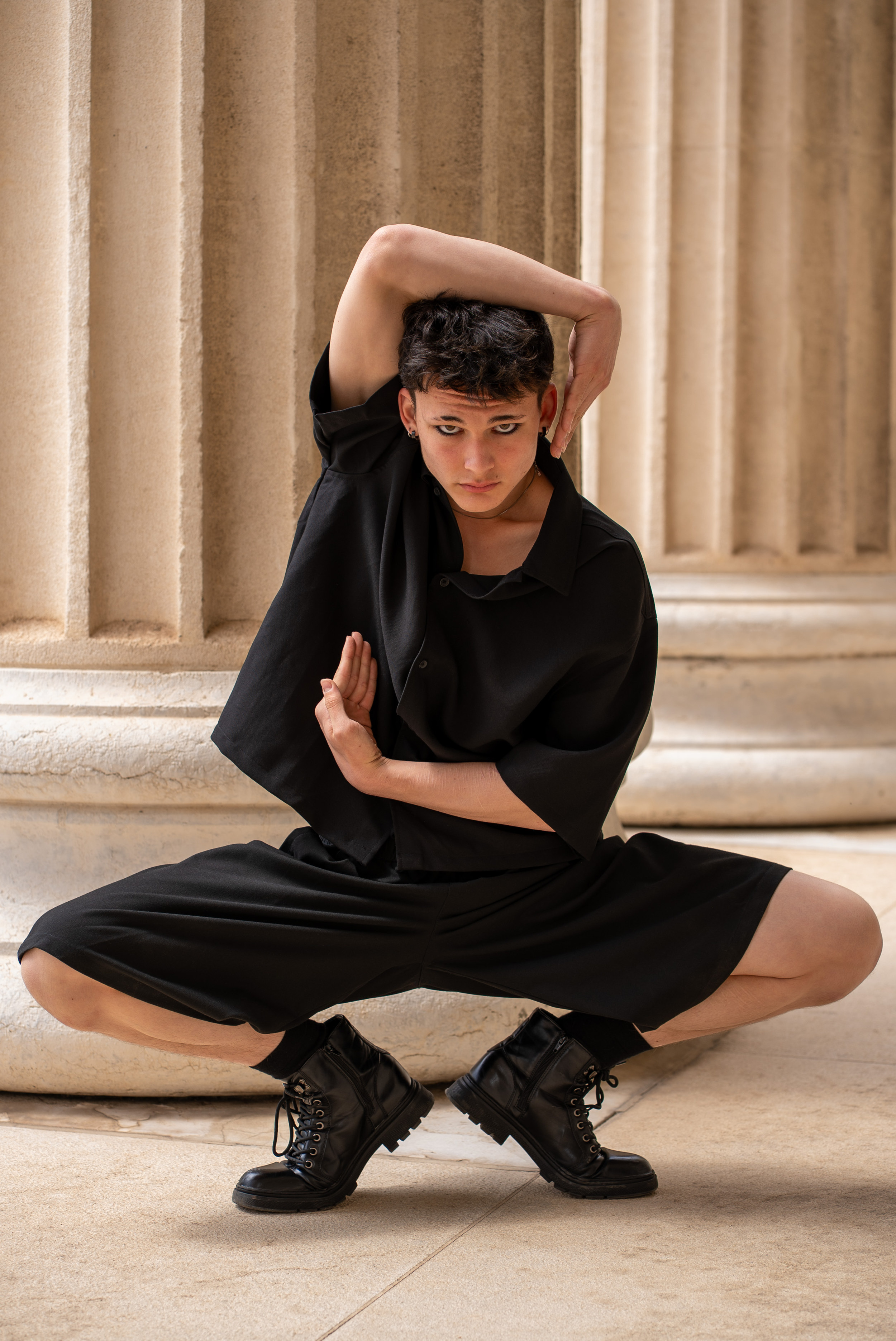 Portrait d’un danseur contemporain en mouvement devant une architecture classique à Marseille.