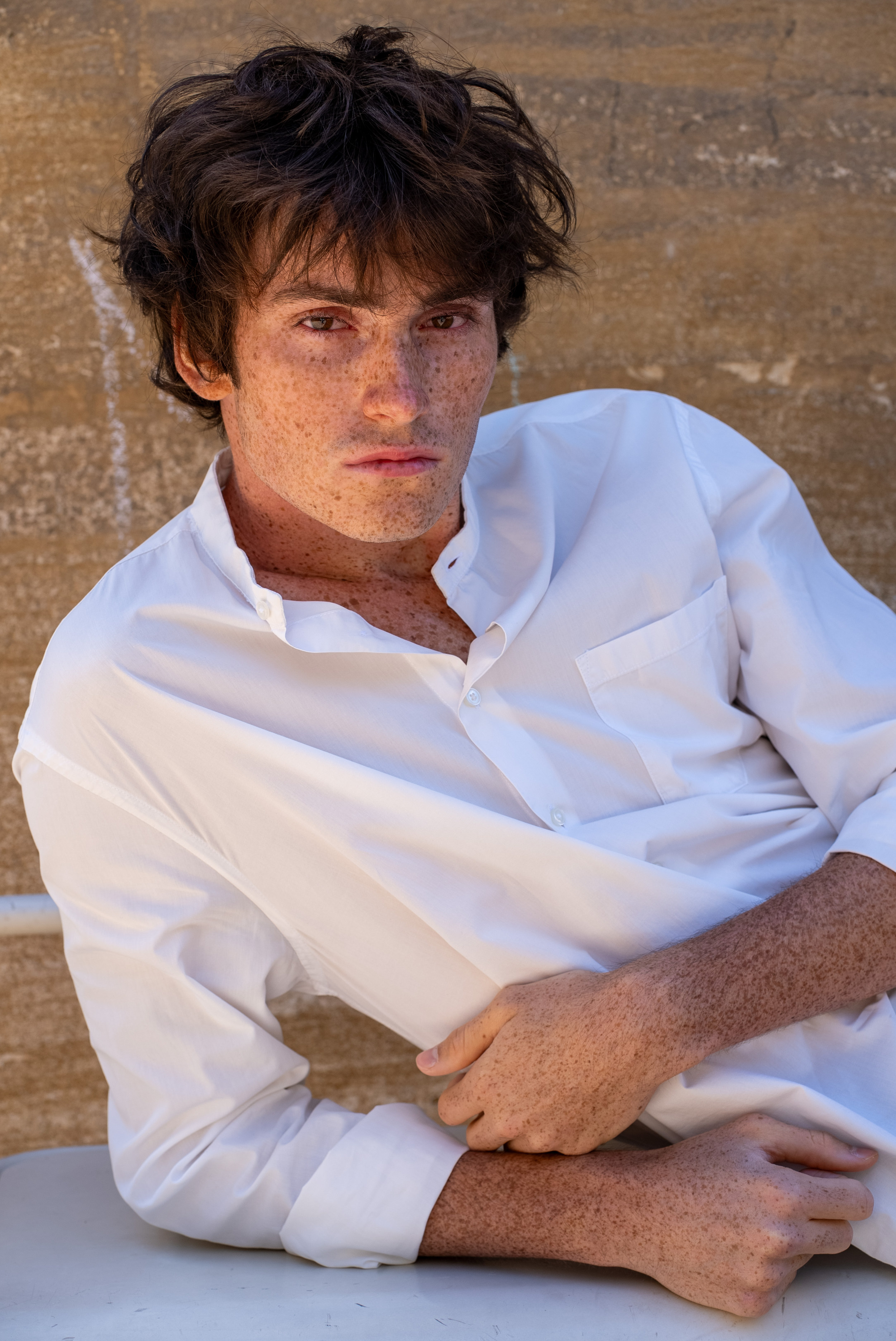 Portrait d’un mannequin-comédien en chemise blanche réalisé en lumière naturelle dans le centre de Marseille.