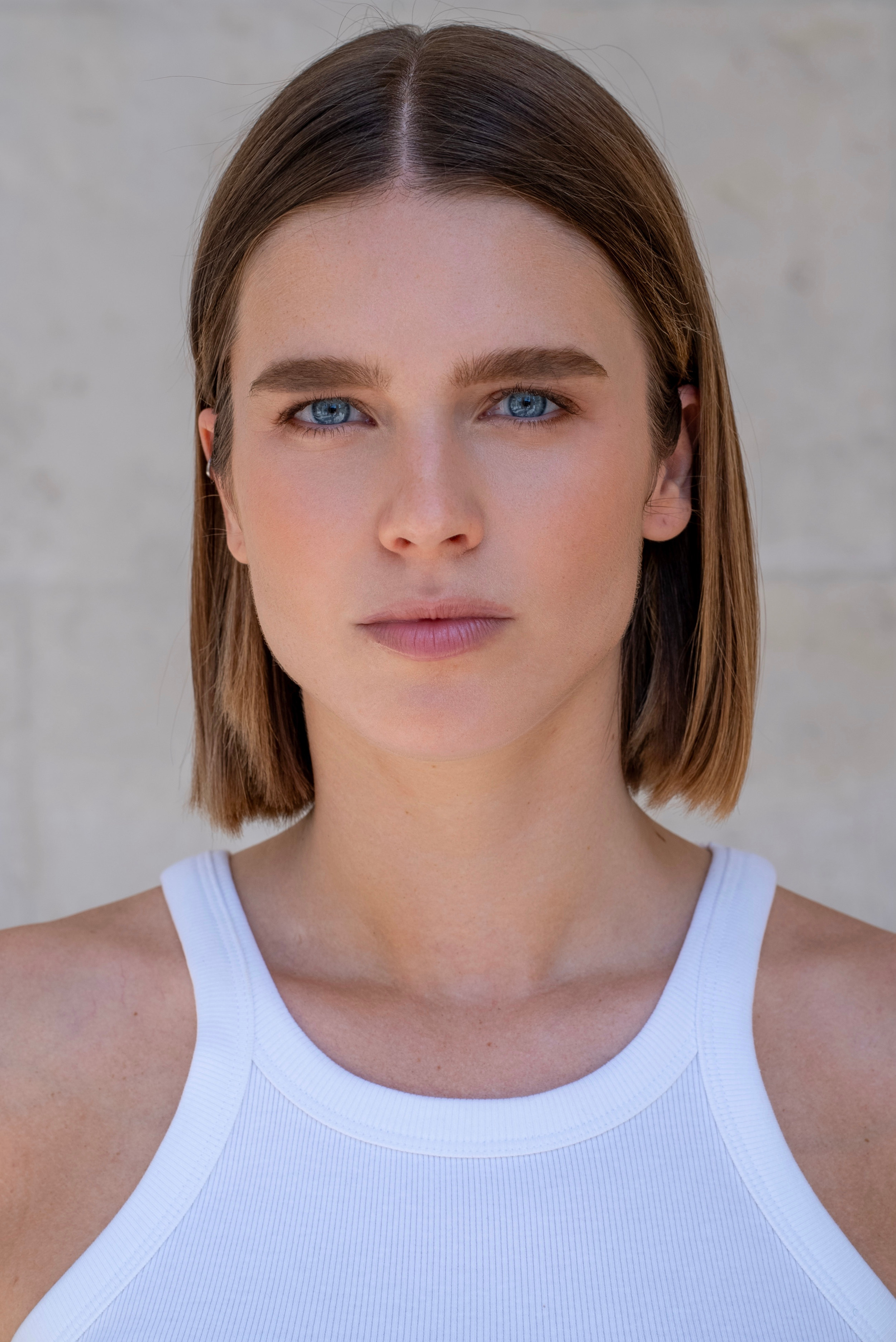 Portrait beauté d’un mannequin en lumière naturelle avec maquillage professionnel naturel.