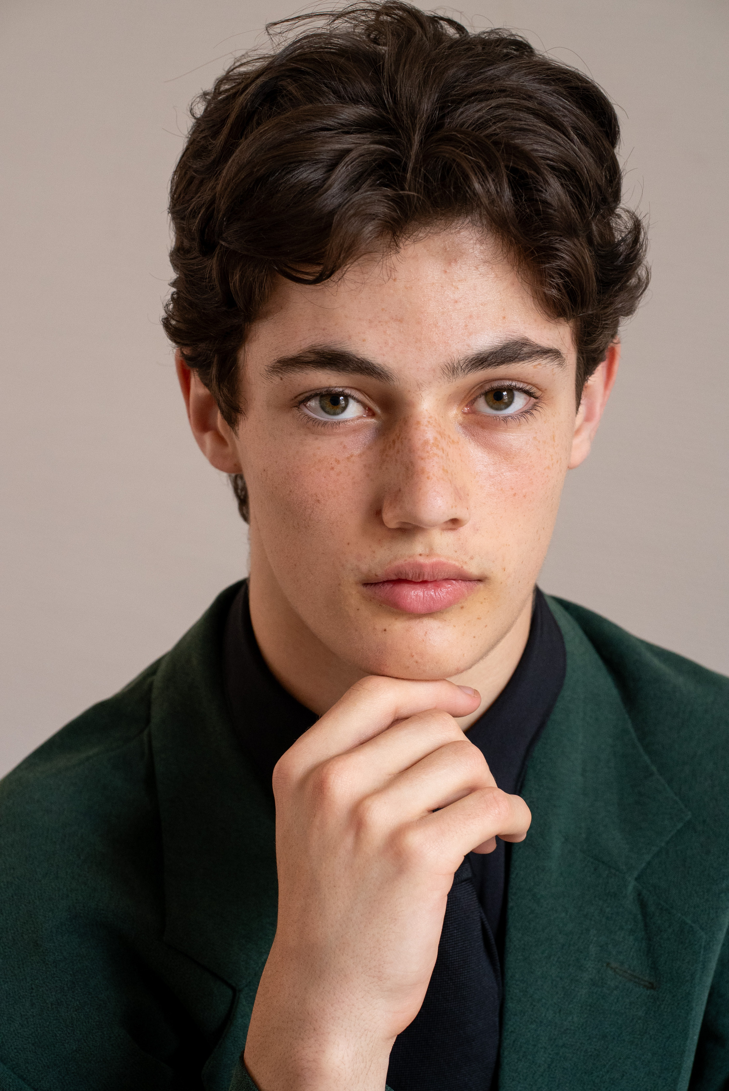 Portrait naturel d’un jeune mannequin avec peau naturelle et regard direct réalisé en studio.