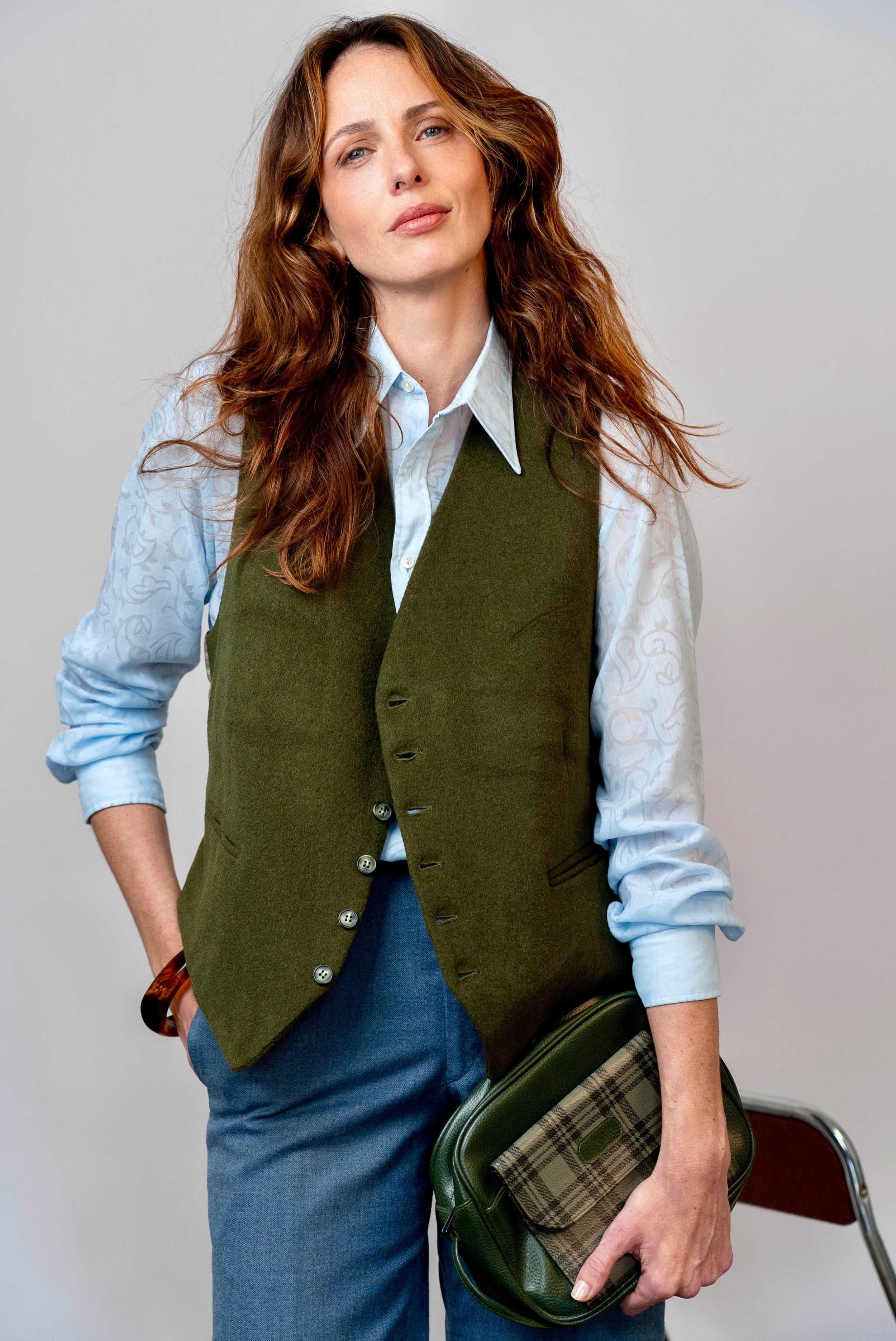 Portrait entrepreneur et personal branding d’une femme debout en studio avec une tenue élégante et une posture confiante.