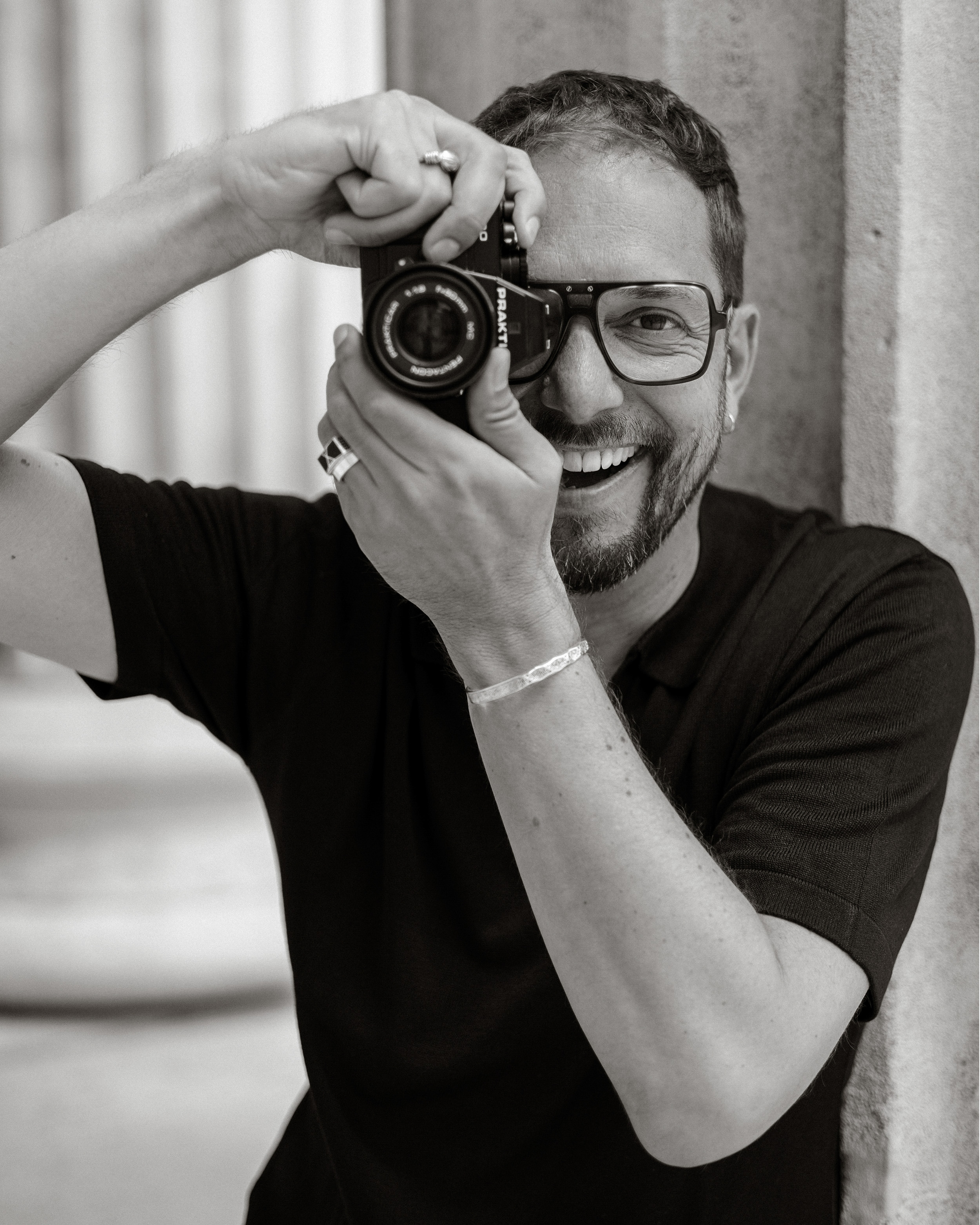 Portrait du photographe Bruce Mousset tenant un appareil photo, réalisé à Marseille par Evgeniia Novikova.