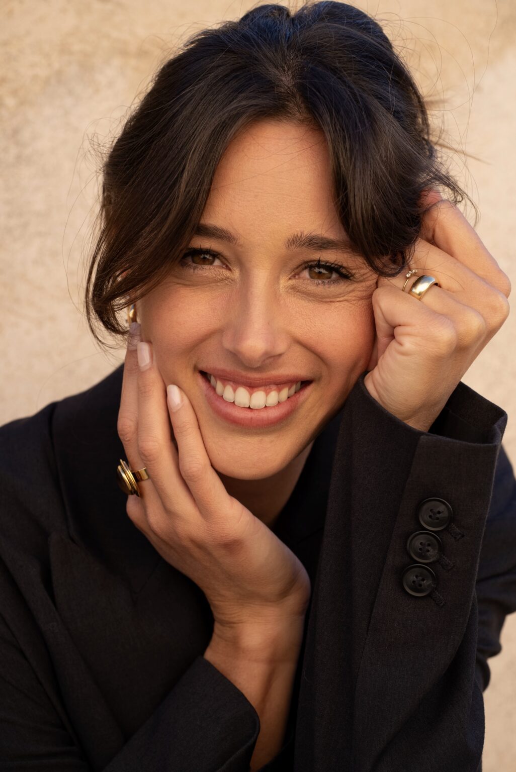 Portrait of a woman with natural, luminous makeup by Bruce Mousset, makeup artist at MOBU STUDIO in Marseille