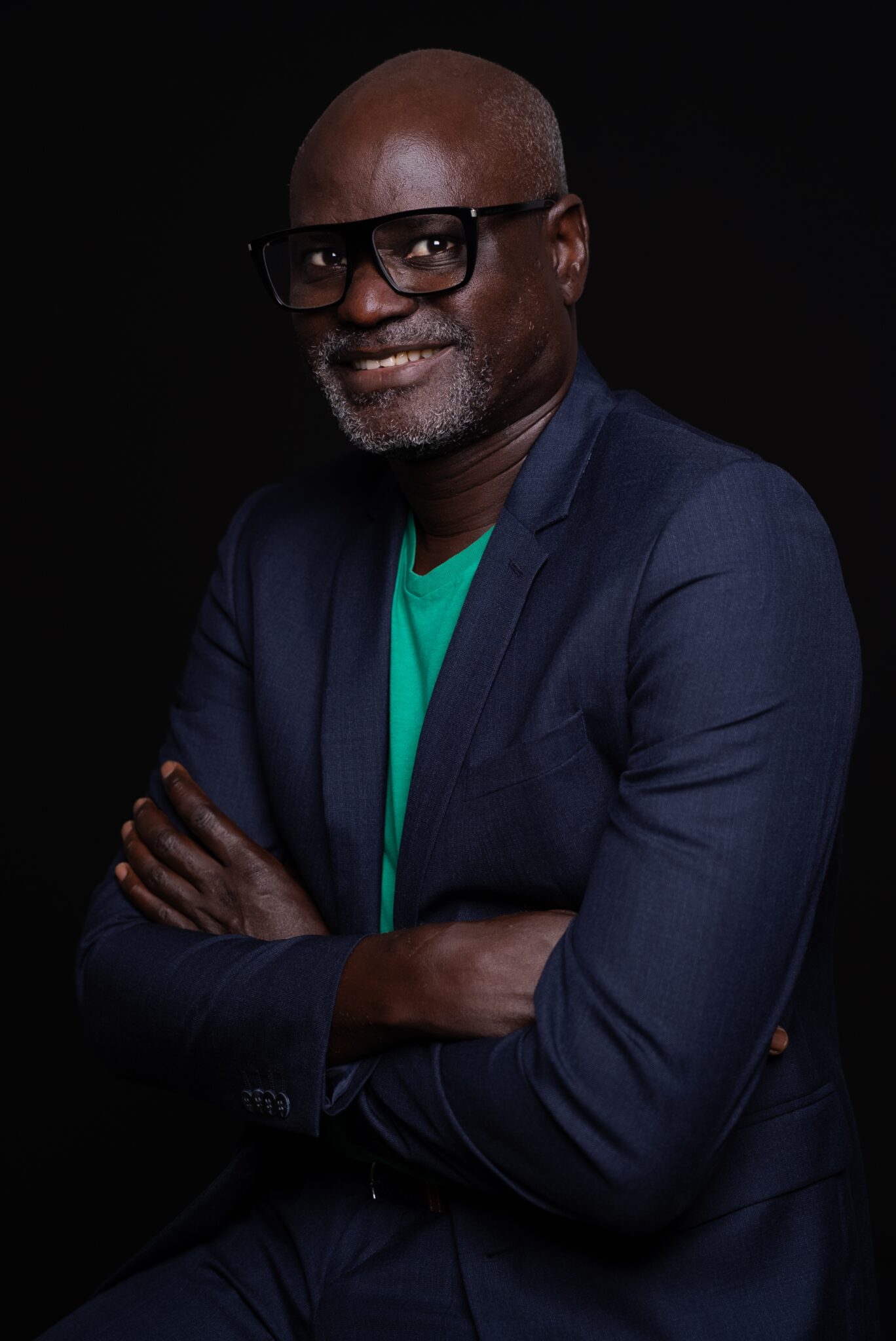 Professional headshot of a man with arms crossed, taken at MOBU STUDIO in Marseille